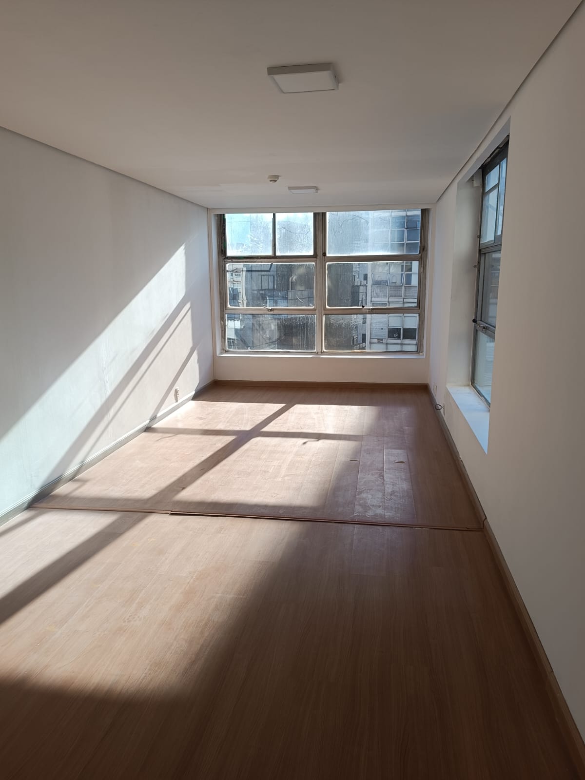 Sala Comercial e 1 banheiro para Alugar, 25 m² por R$ 2.200/Mês