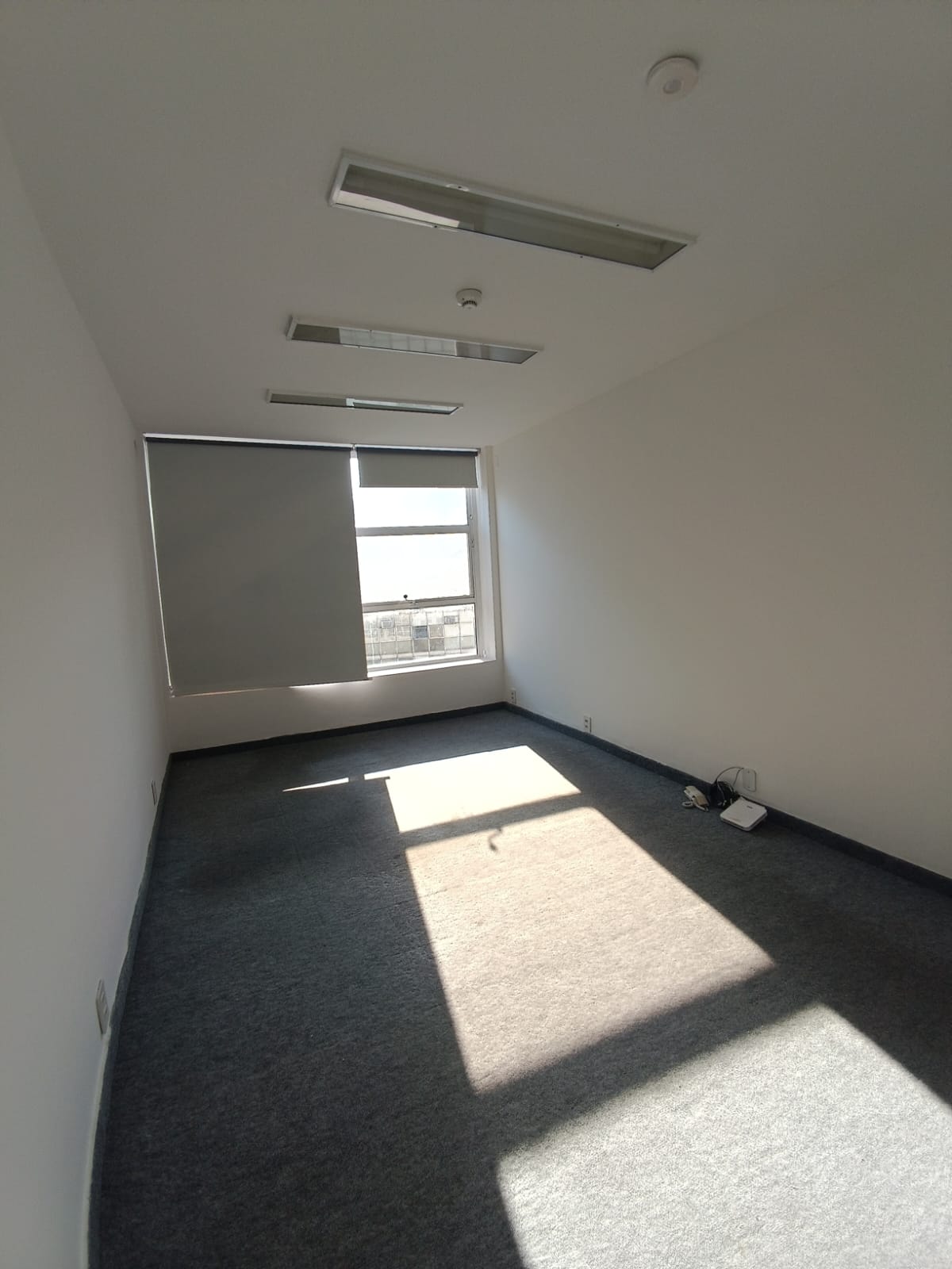 Sala Comercial e 1 banheiro para Alugar, 25 m² por R$ 1.500/Mês
