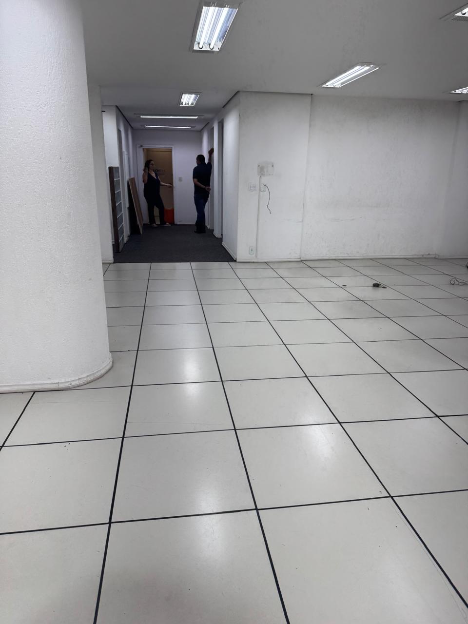 Sala Comercial e 2 banheiros para Alugar, 191 m² por R$ 5.000/Mês