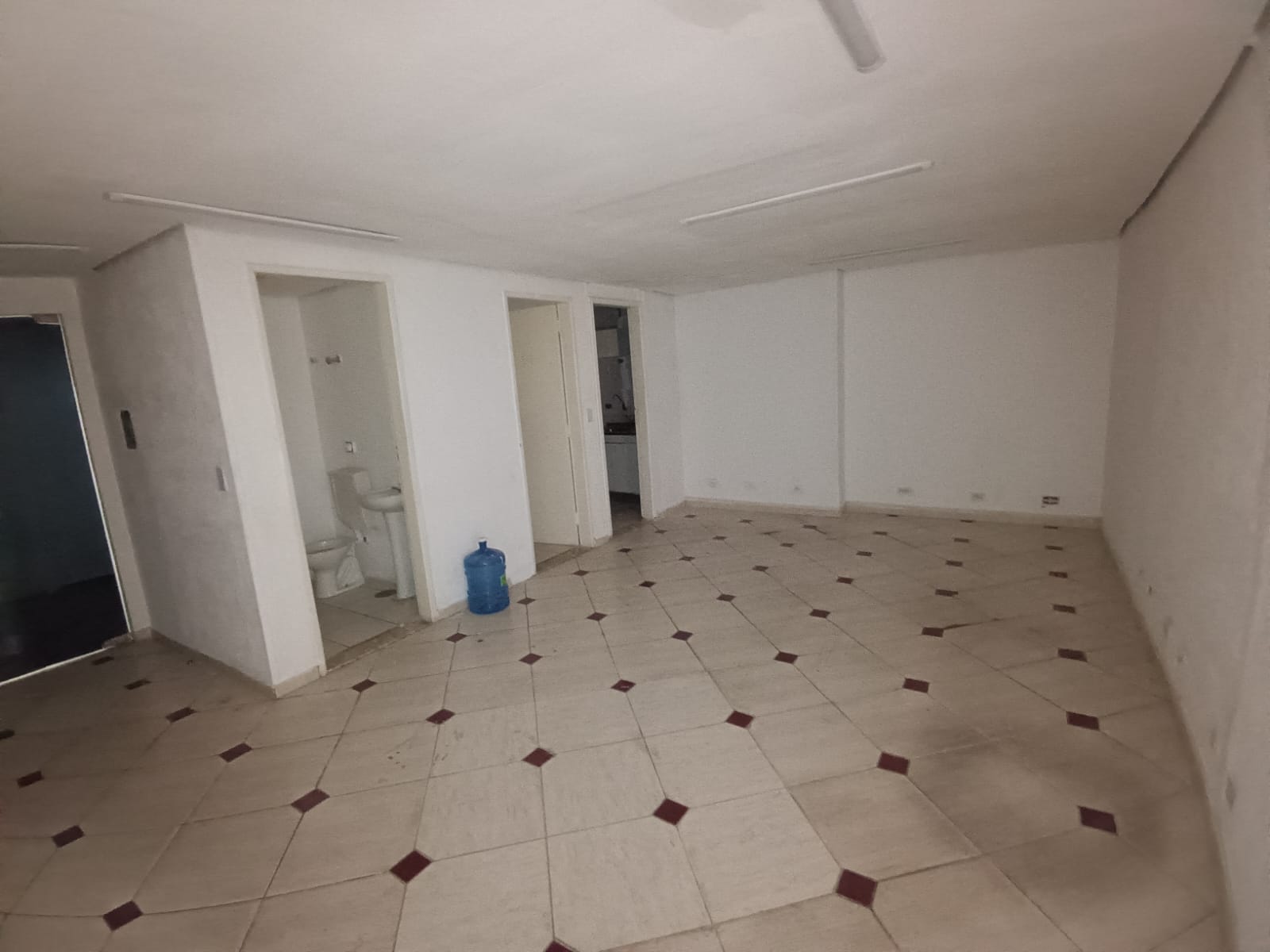 Sala Comercial e 3 banheiros para Alugar, 100 m² por R$ 5.500/Mês