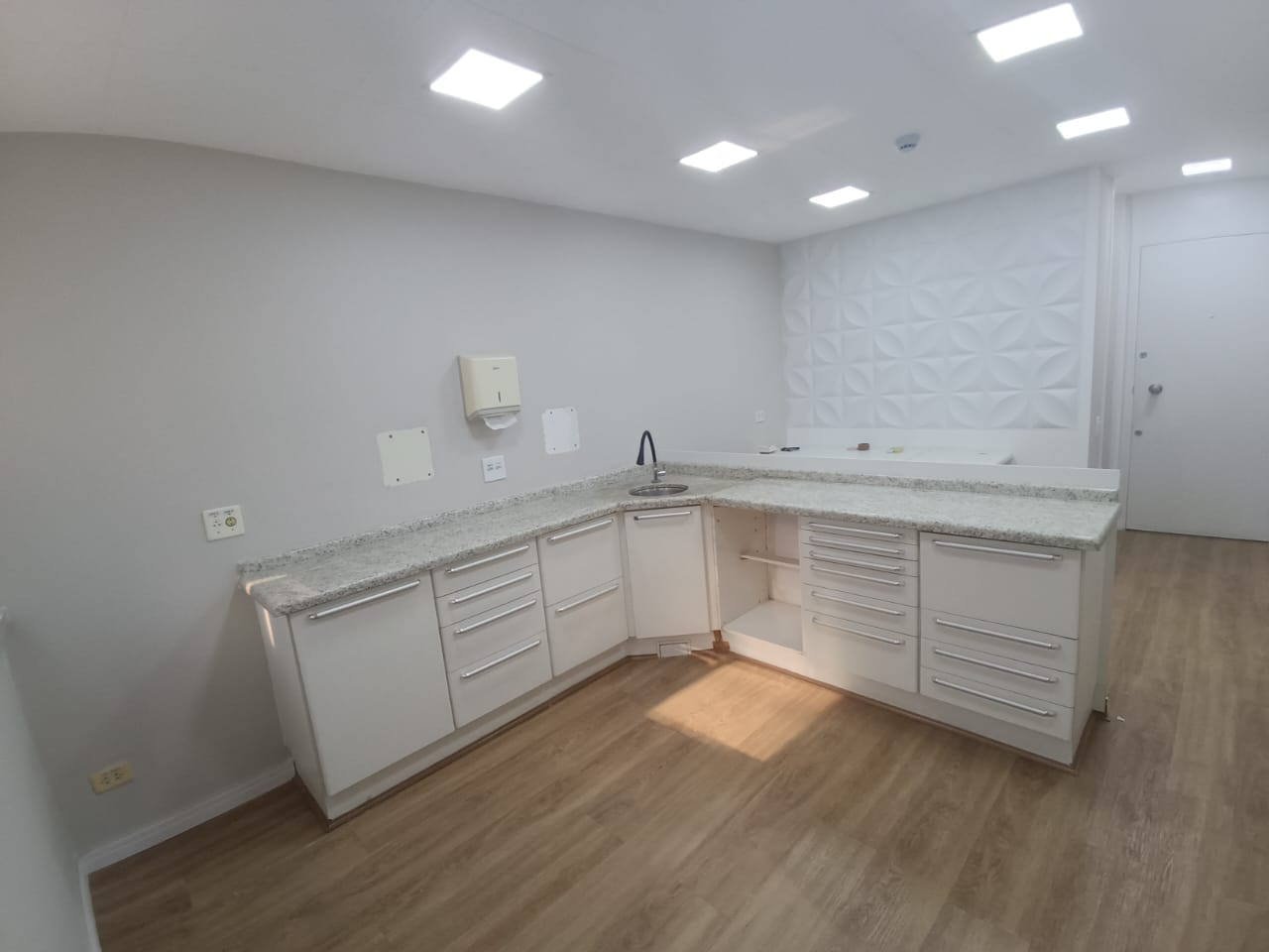 Consultório e 2 banheiros à Venda, 75 m² por R$ 600.000